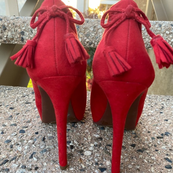 Red high heels - Picture 2 of 5
